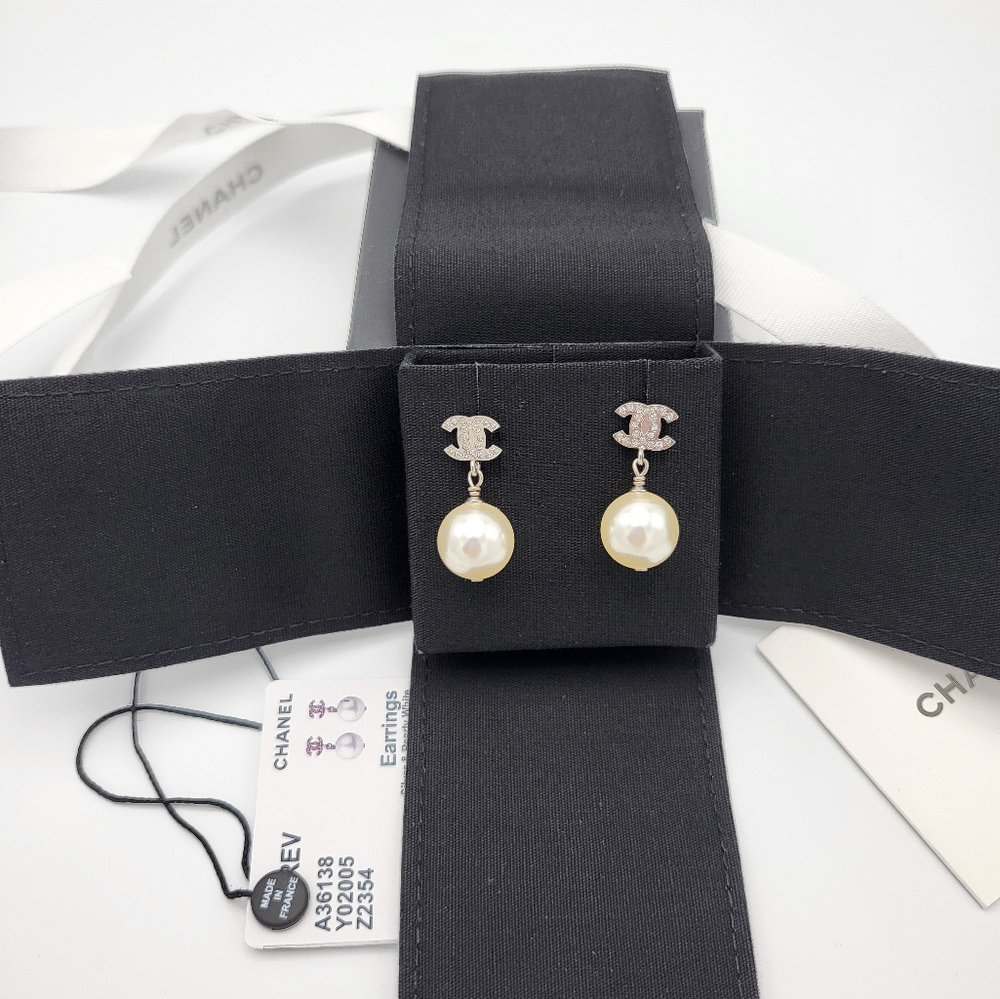 Brand new authentic Chanel crystal cc with pearl earrings - Picture 12 of 17